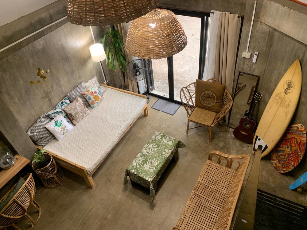 Green leafy table cover