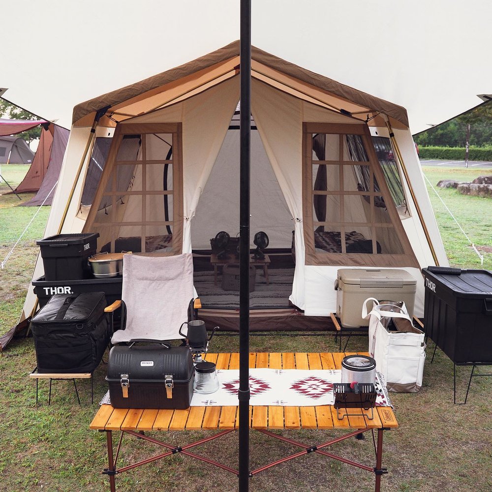 小山屋內的空間感十足，完全不似露營。(Instagram @kc13.camphotography) 