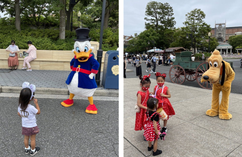 東京迪士尼 孩童和玩偶拍照