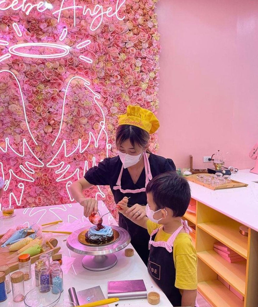 Pastry chef teaching kids how to bake