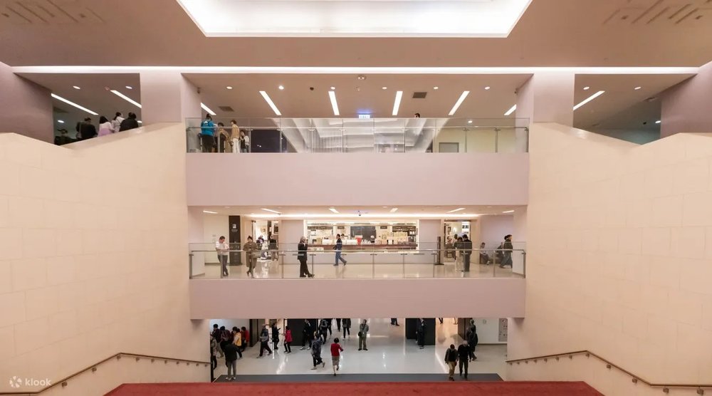 2 floors with people