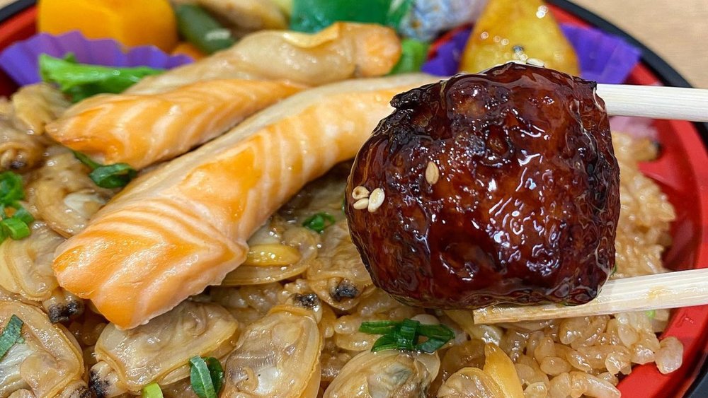 Another seafood lover’s dream is the clam-based Fukagawa-meshi.  Credits: @gogo_443_gogo on Instagram