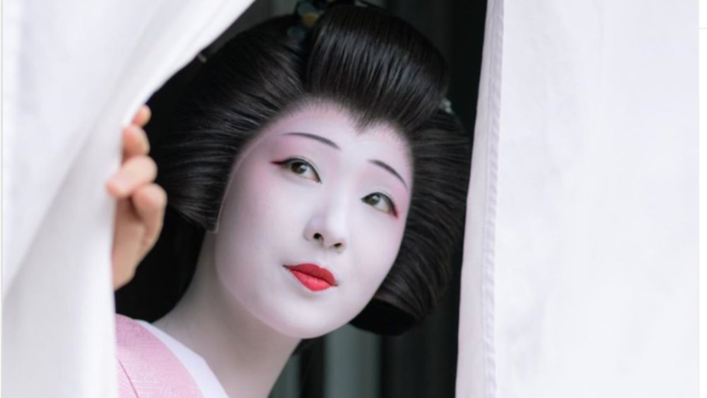 Watch geishas put on a mesmerizing song and dance performance for a wonderful cultural exchange. Credits: @moekokome on Instagram