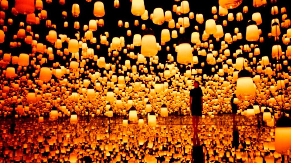 Have an experience you won’t forget at teamLab borderless’ ultramodern exhibits!