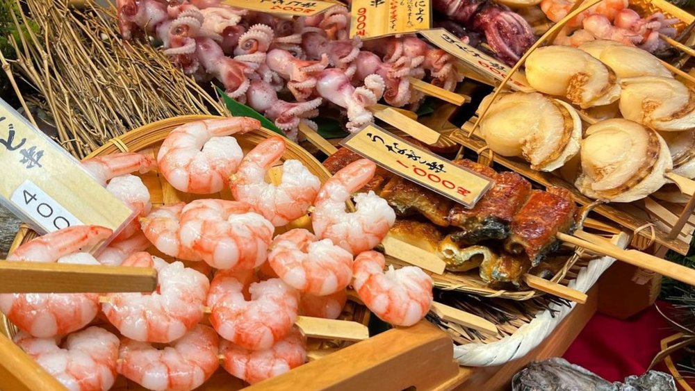 Seafood lovers will have their fill, but there are also sweet treats and non-seafood options available. Credits to @rinappps