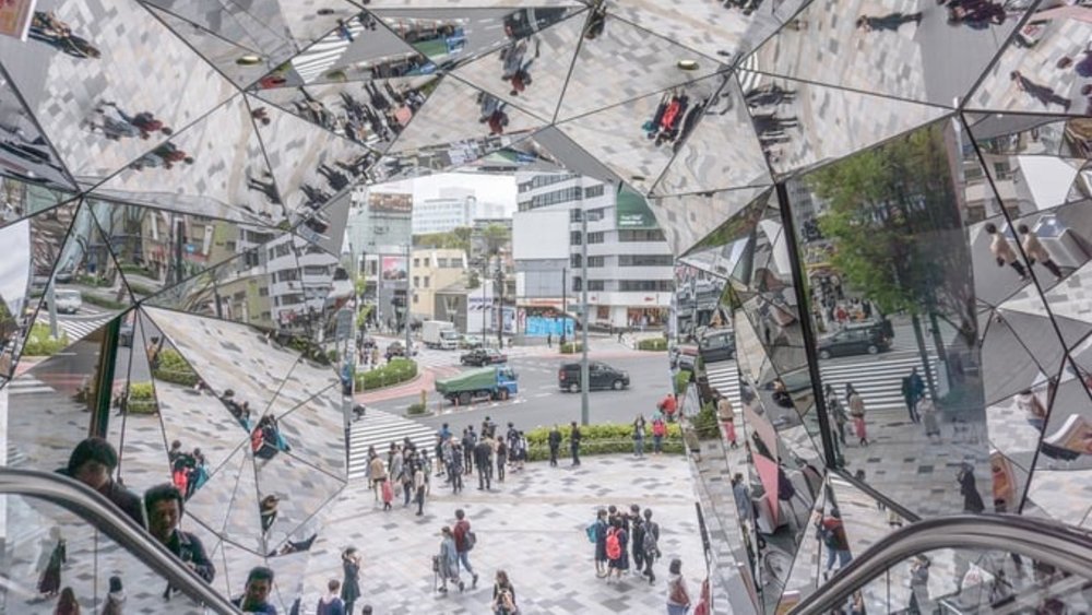 Aoyama is a paradise of international luxury brands and renowned Japanese labels.