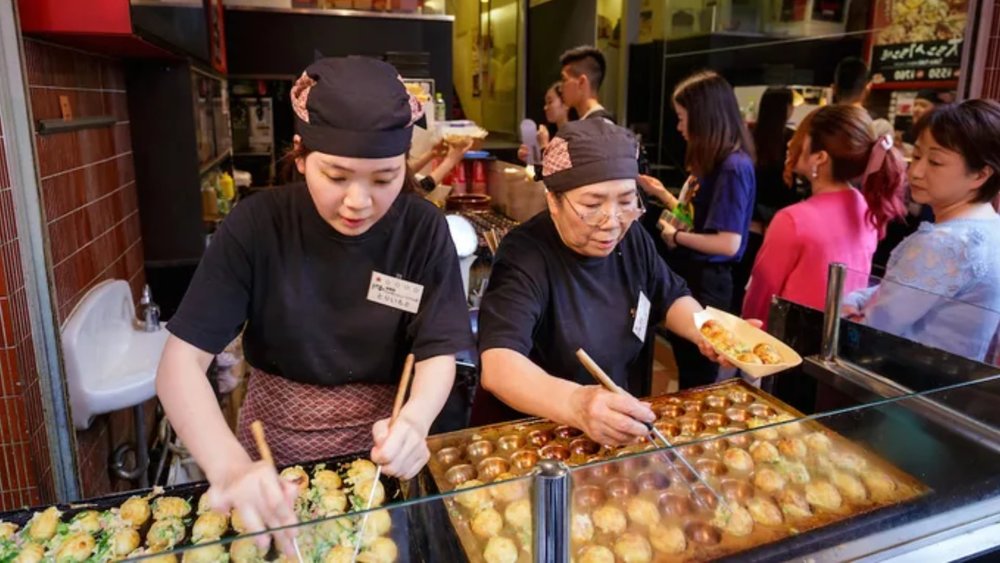 Watch the bonito flakes toppings dance on freshly-cooked Takoyaki