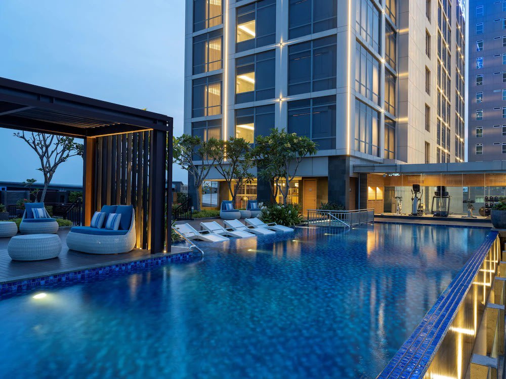 Hilton Garden Inn Jakarta Taman Palem - Swimming Pool