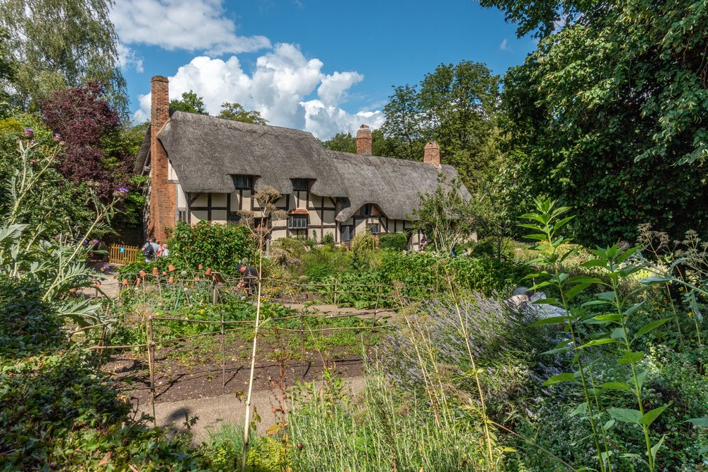 Small house surrounded by greenery in Stratford-upon-Avon