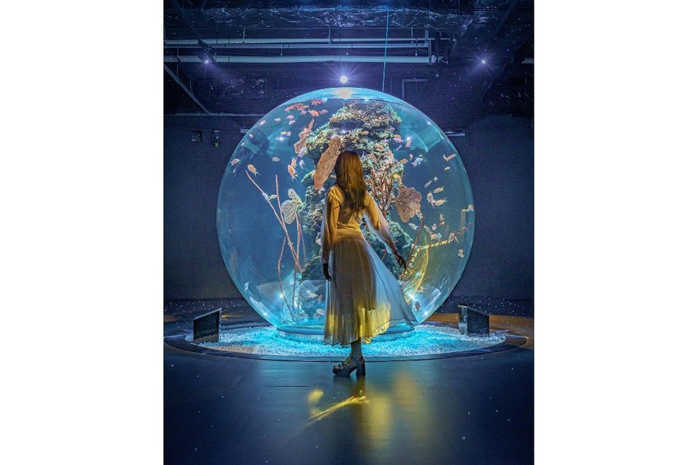 アトア 球体水槽と人物