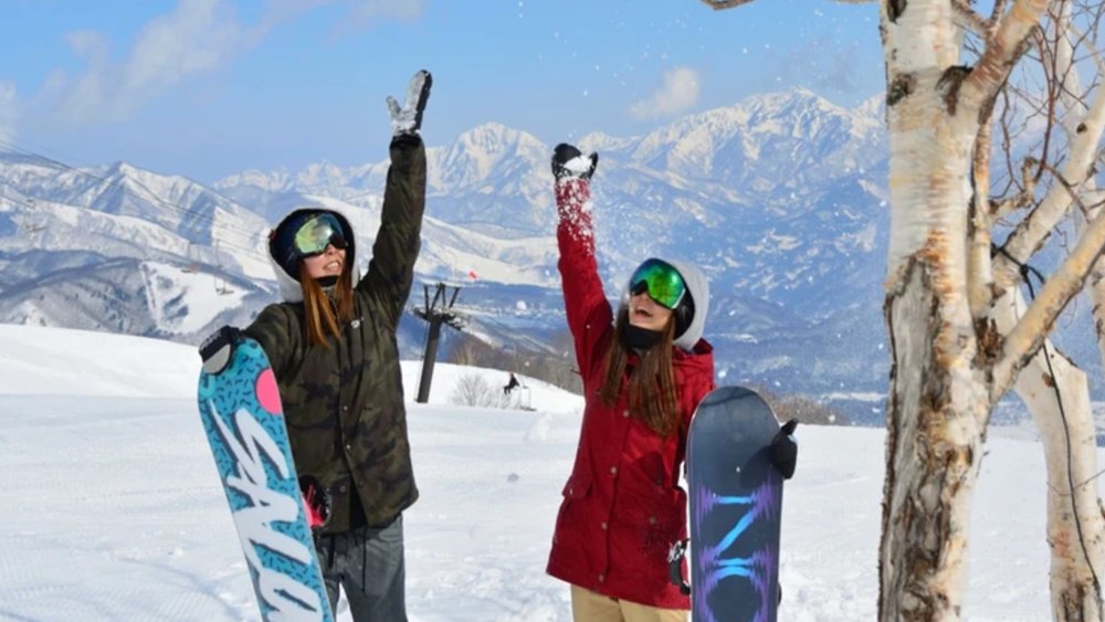  Enjoy the cool atmosphere at this Japanese ski resort with your best mate!