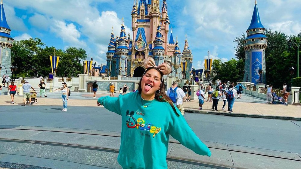 girl wearing a Minnie Mouse headband in Walt Disney World