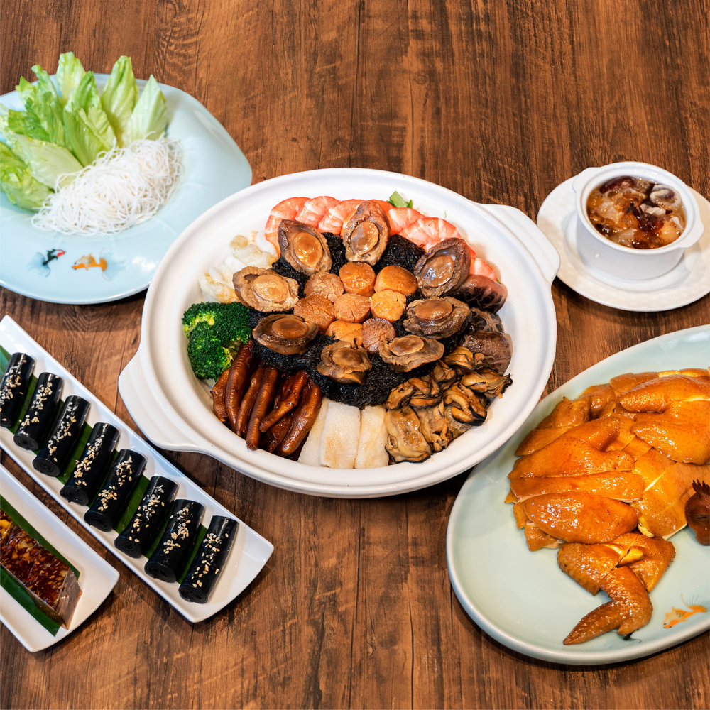 White and blue plates