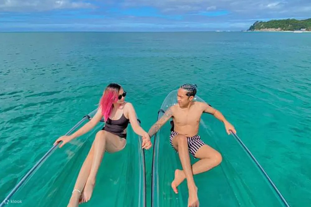 Two person holding hands