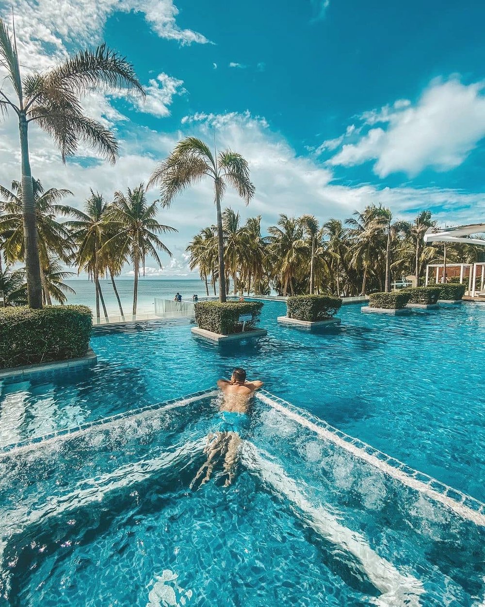Amn swimming in the pool
