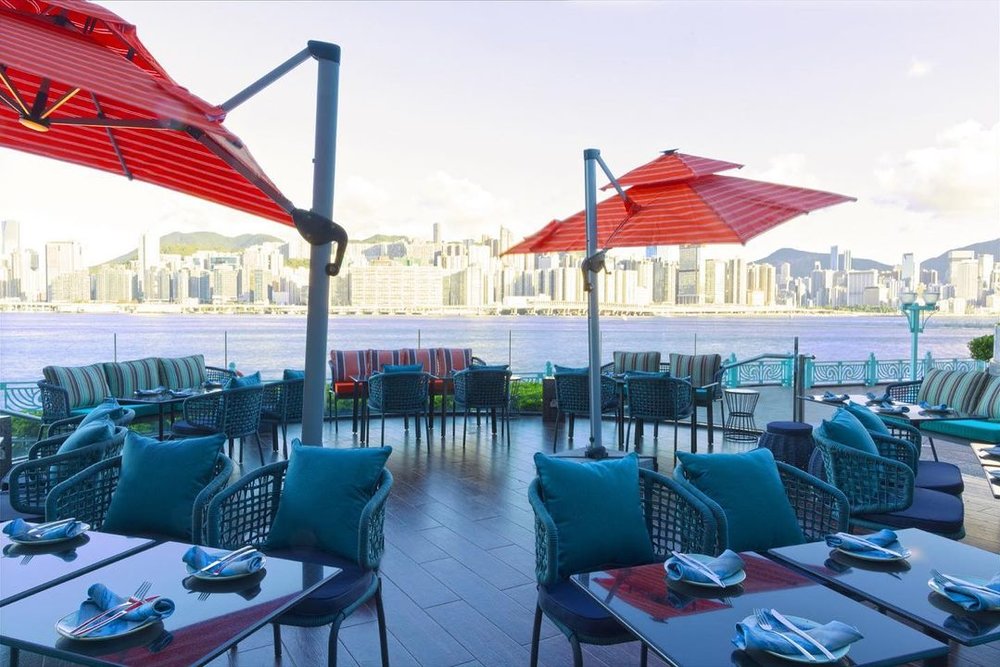 Al fresco dining in The Bayside