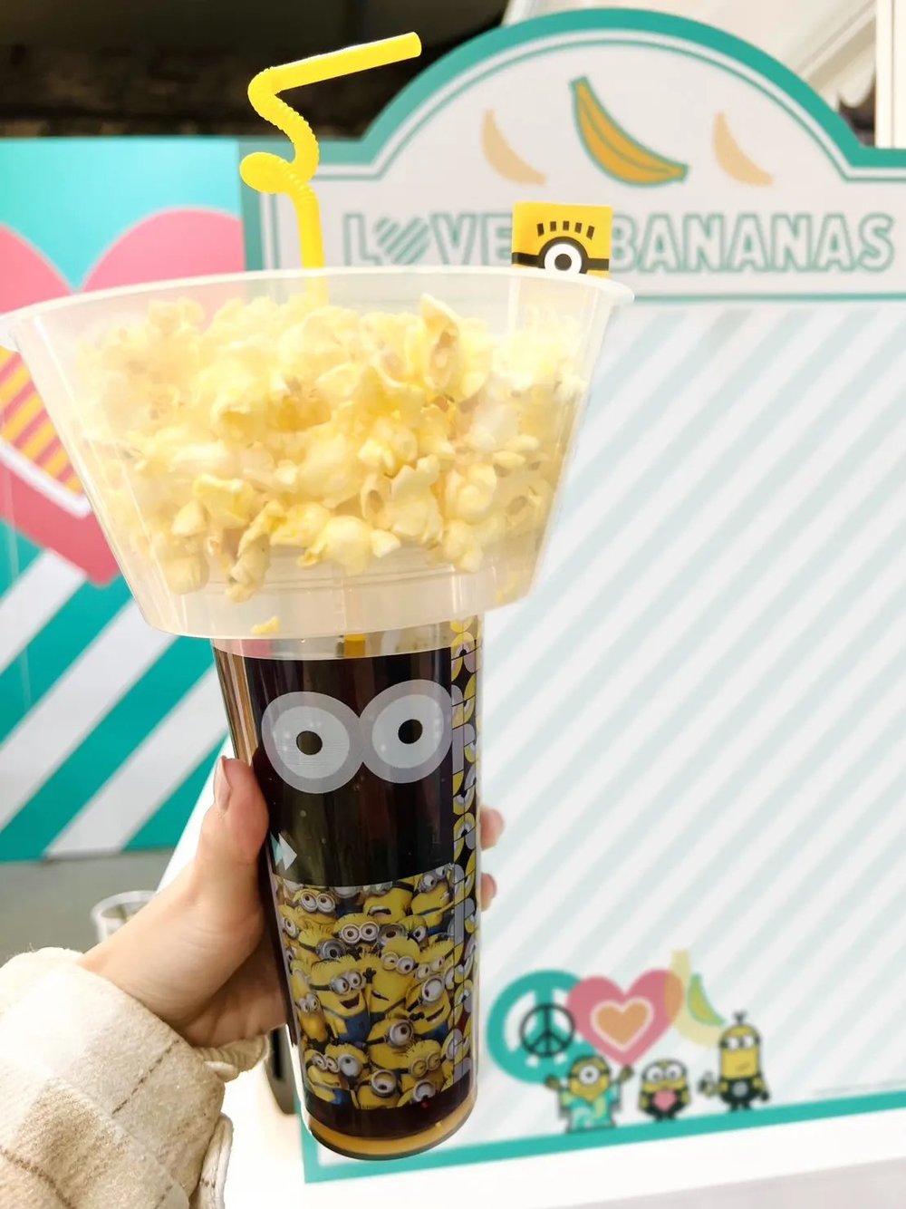 ป๊อปคอร์นและเครื่องดื่มลายมินเนี่ยน