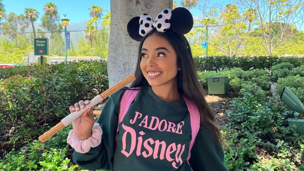 Disneyland’s known for their extra long churros. Credits to @cassiescastle