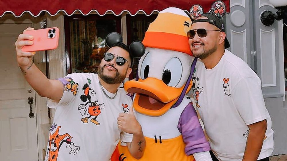 Have fun with cast members that wander all over the park. Credits to @gaysofparks