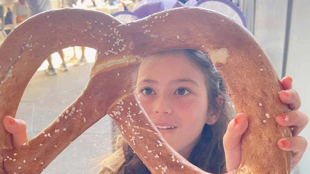 There’s nothing ant-sized about this giant pretzel! Image credits: @anabobillo on Instagram