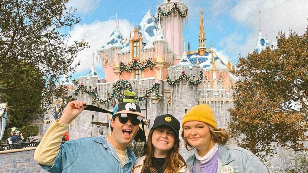A photo with Sleeping Beauty’s castle is an absolute must to commemorate your trip to Disneyland. Credit to @kylowe_ on Instagram