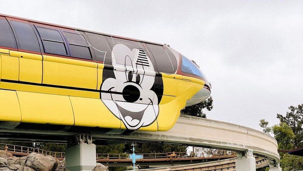 This monorail is the definition of travelling back to the future! Credit to @landotheemando on Instagram