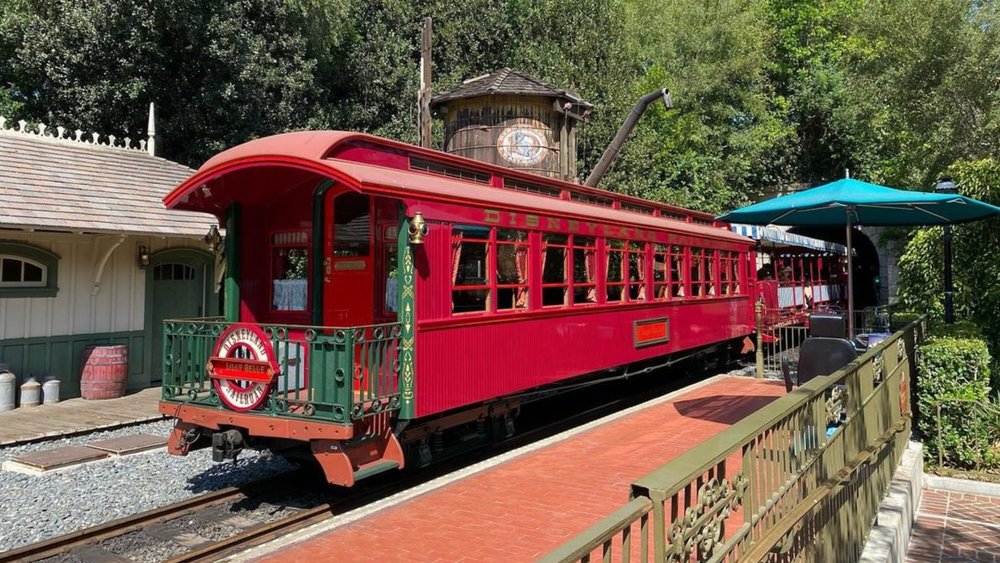 The views will make you feel like you’ve actually left Disneyland! Credit to @robbybottoms on Instagram