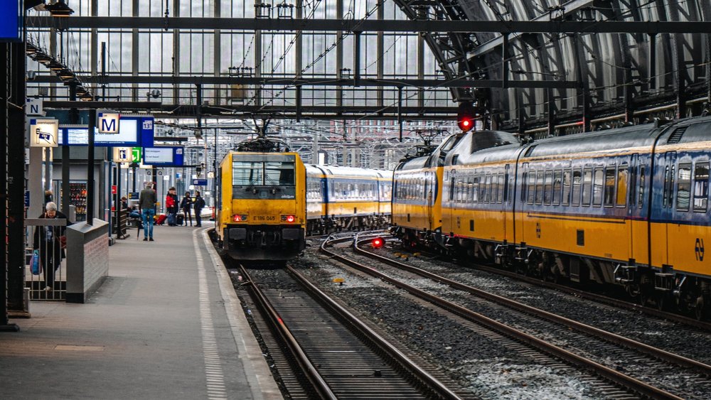Amsterdam’s automated baggage storage system makes it super convenient! Credits: Ronan Furuta on Unsplash