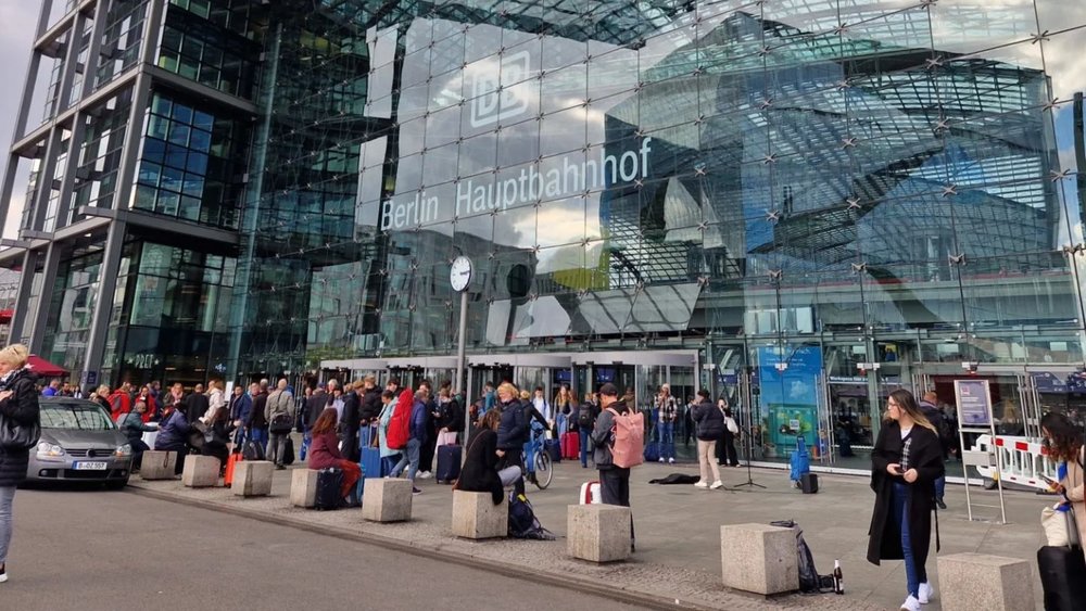 Choose between lockers and left luggage at Berlin Hauptbahnhof. Credits: @adamicki12 on Instagram