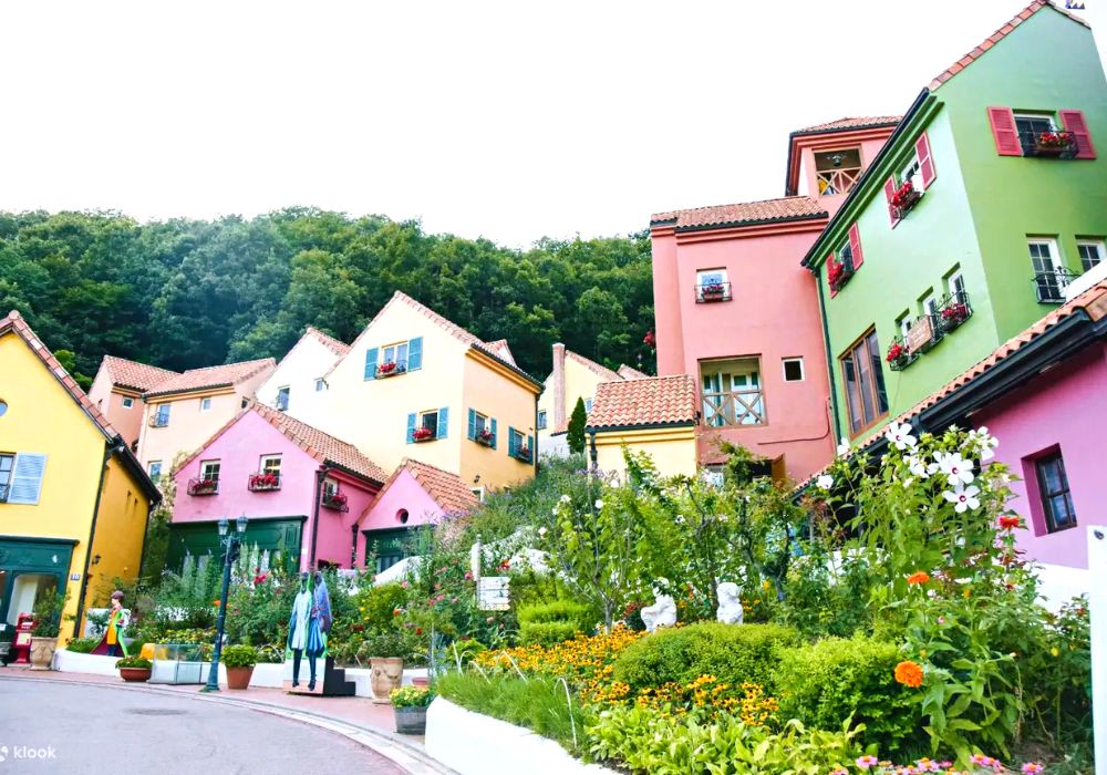 Chiều: Thả Mình Vào Chuyến Du Hành Qua Petite France