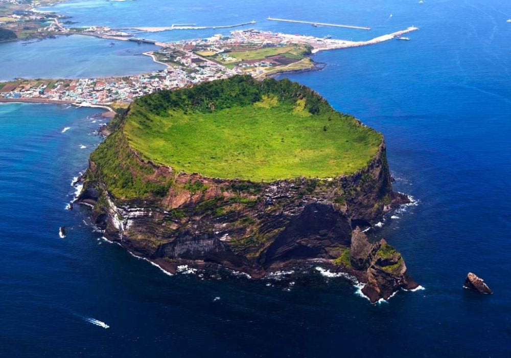 Sáng: Đón Bình Minh Tại Đỉnh Mặt Trời Mọc Seongsan Ilchulbong