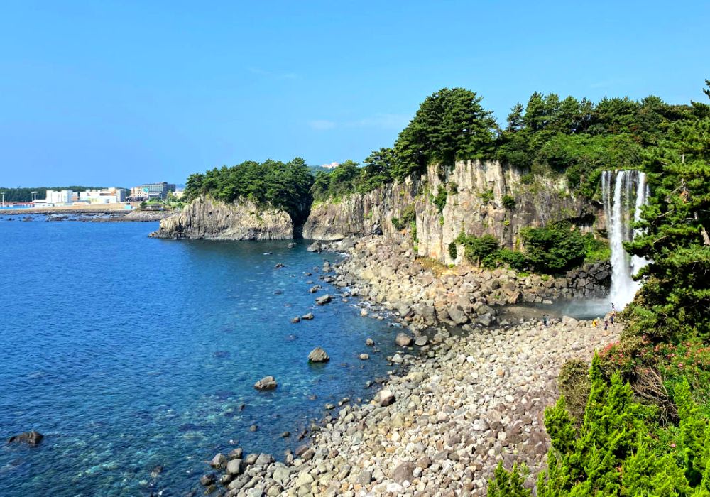 Trưa: Thác Jeongbang Và Thác Cheonjeyeon - Những Vẻ Đẹp Hùng Vĩ Của Jeju