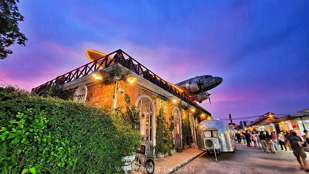 席娜卡琳火車鐵道夜市 Train Night Market Srinakarin