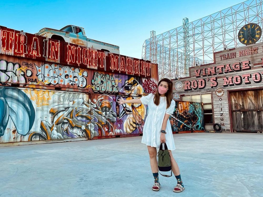 席娜卡琳火車鐵道夜市 Train Night Market Srinakarin