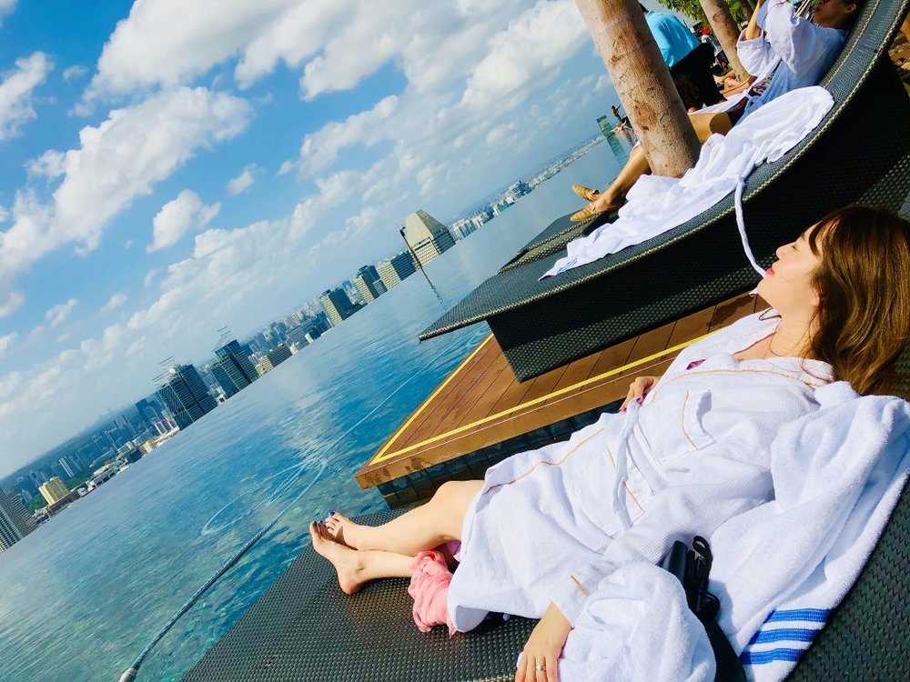マリーナベイサンズ 屋上のインフィニティプールで日光浴