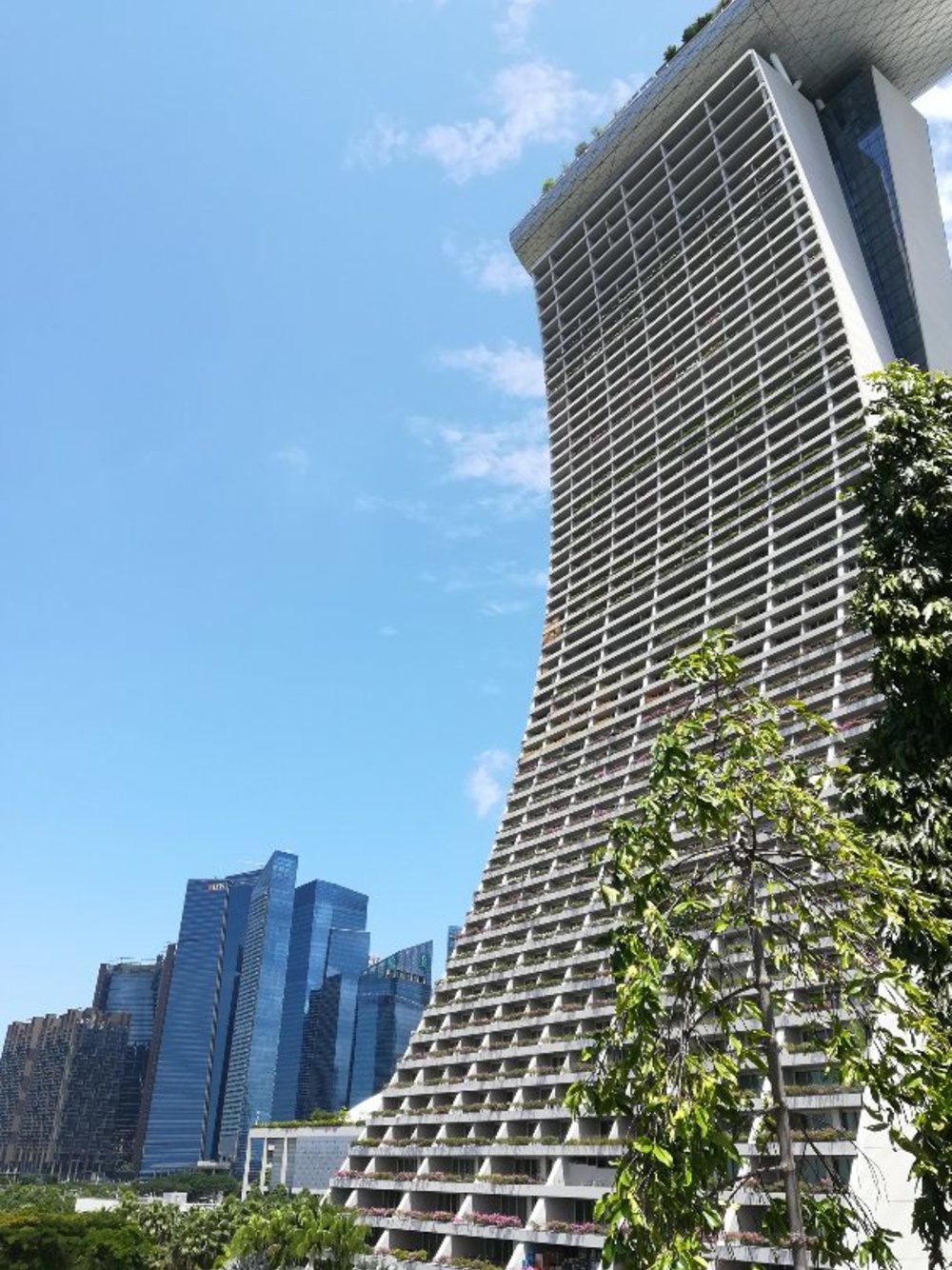 マリーナベイサンズ 傾いている建物