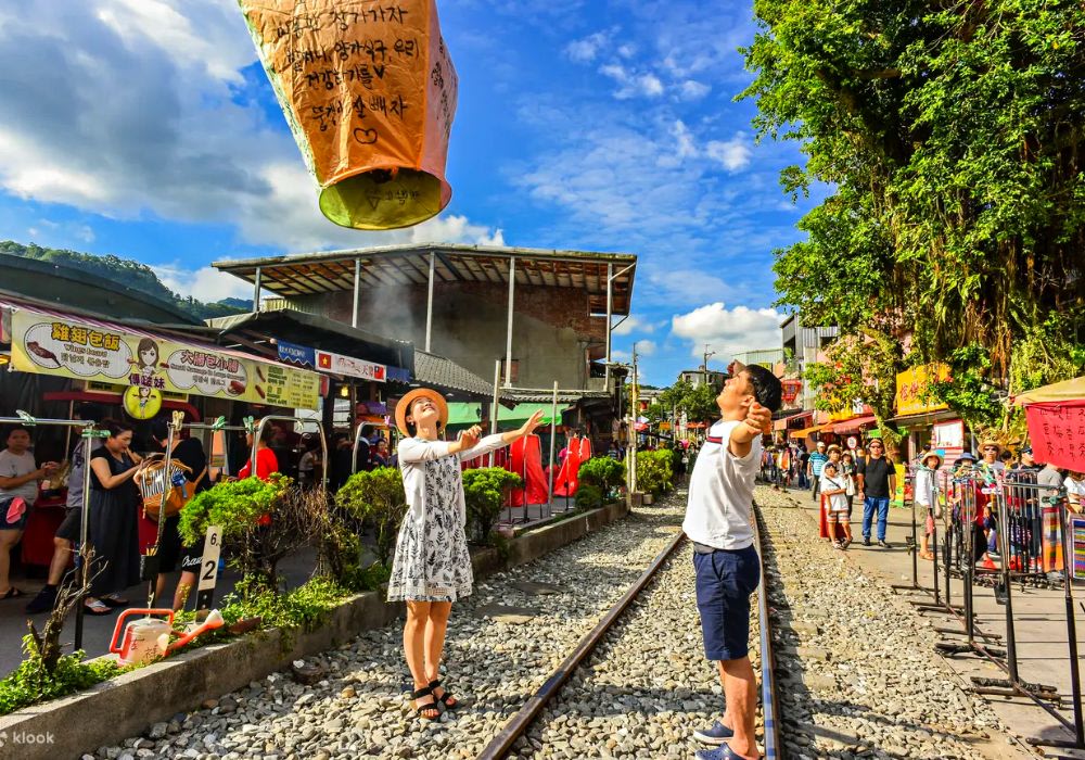 Làng Cổ Thập Phần - Trải Nghiệm Phong Tục Thả Đèn Trời