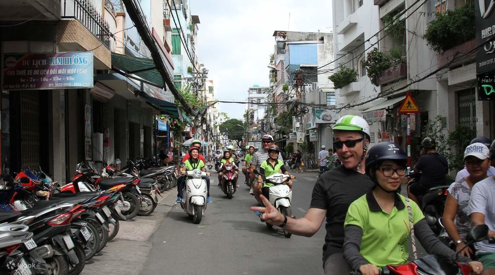 Tour Du Lịch Sài Gòn Bằng Xe Máy - Cảm Nhận Không Khí Sài Gòn Qua Từng Góc Phố