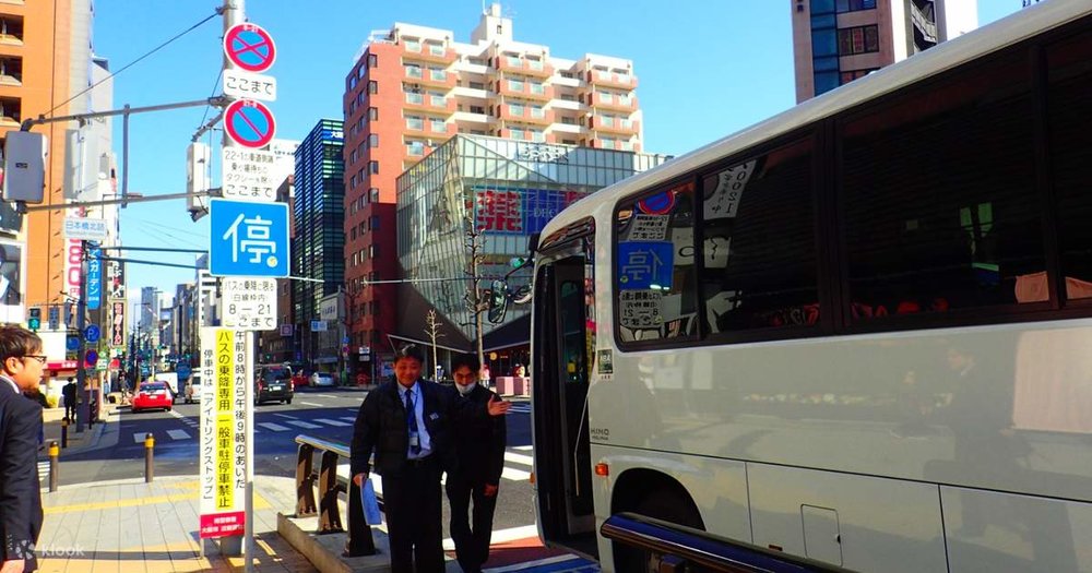 Shared Shuttle Bus Transfers between Osaka to Universal Studios Japan