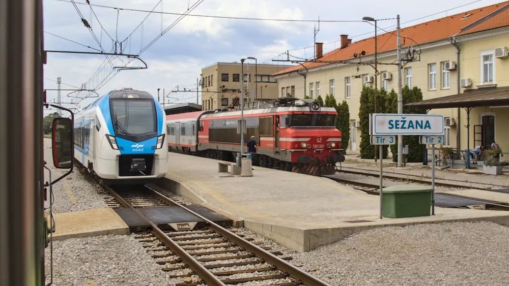 Which train should you take—Eurail or Interrail? Photo credits to @sotolada on Instagram.