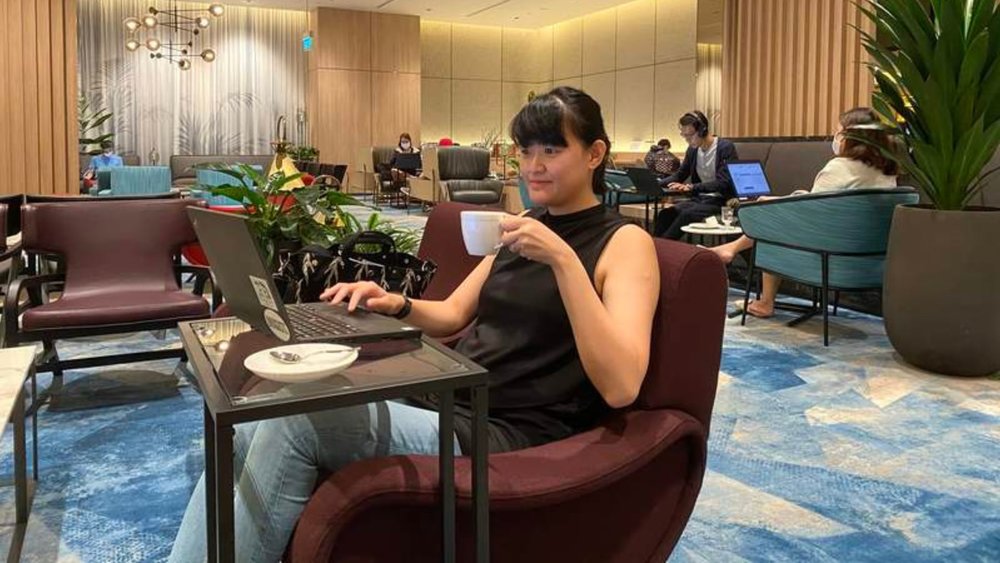 Go-getters can get the hustle and relax at Changi Lounge. 