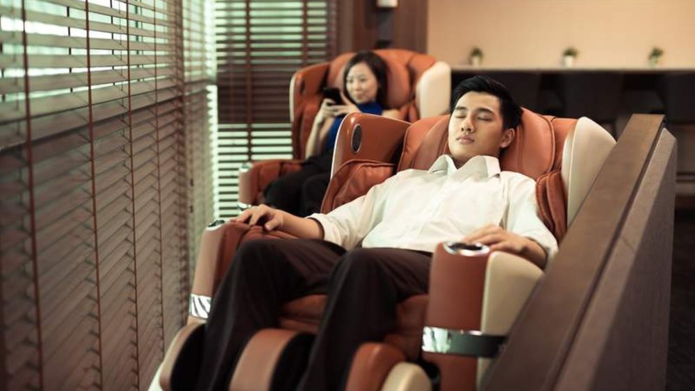 Sit back, relax, and take a little nap at SATS Premiere Lounge T1. 