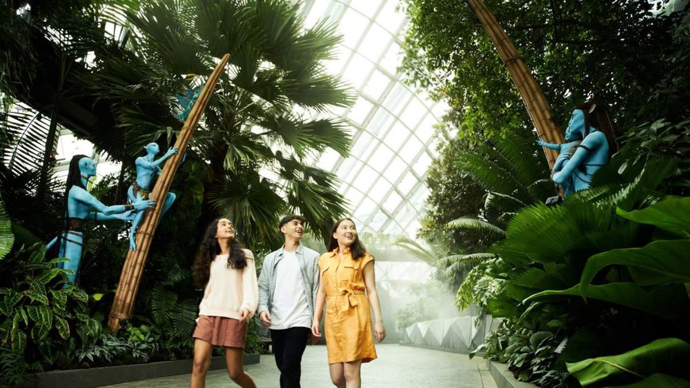 kids looking at the na'vi at Gardens by the Bay