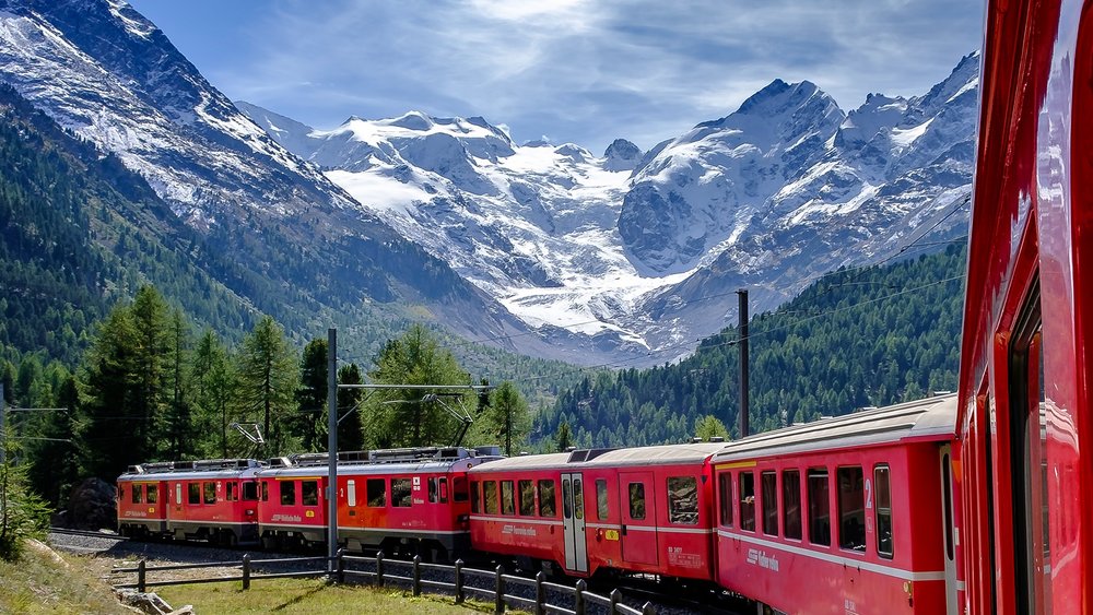 Marvel at the amazing spectacle of the Swiss Alps from the train. Image credits: Andrea Stutz on Unsplash