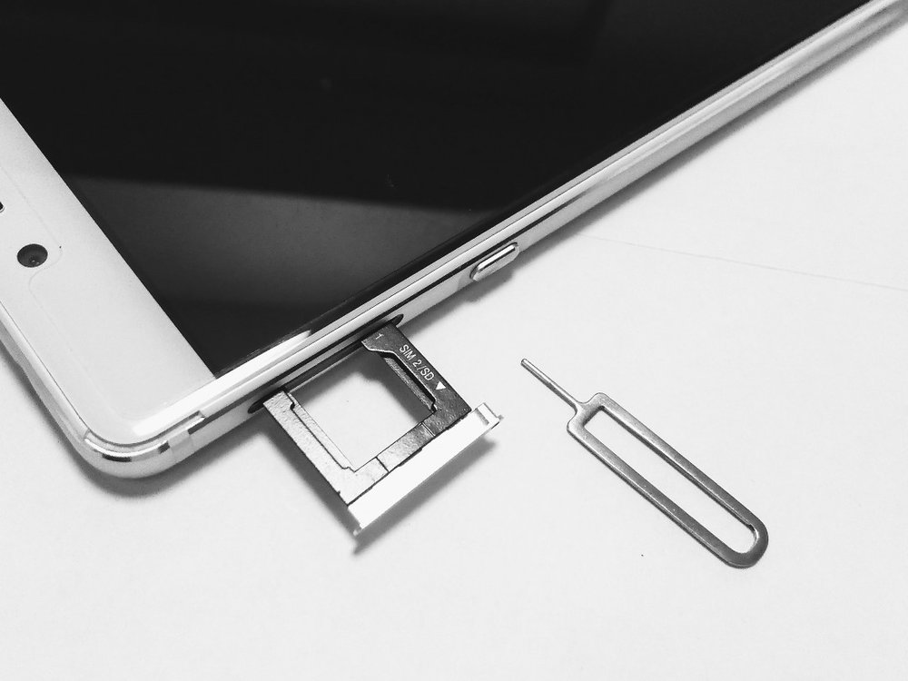 SIMカード取り出し用のピン