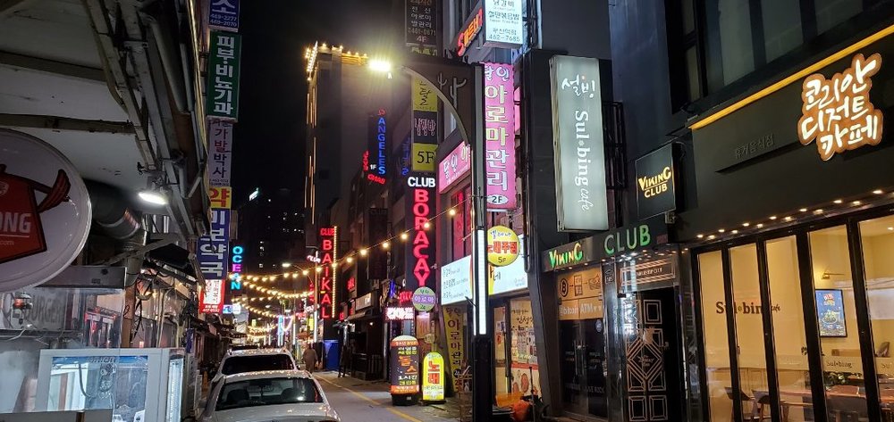 ソウル 夜の繁華街