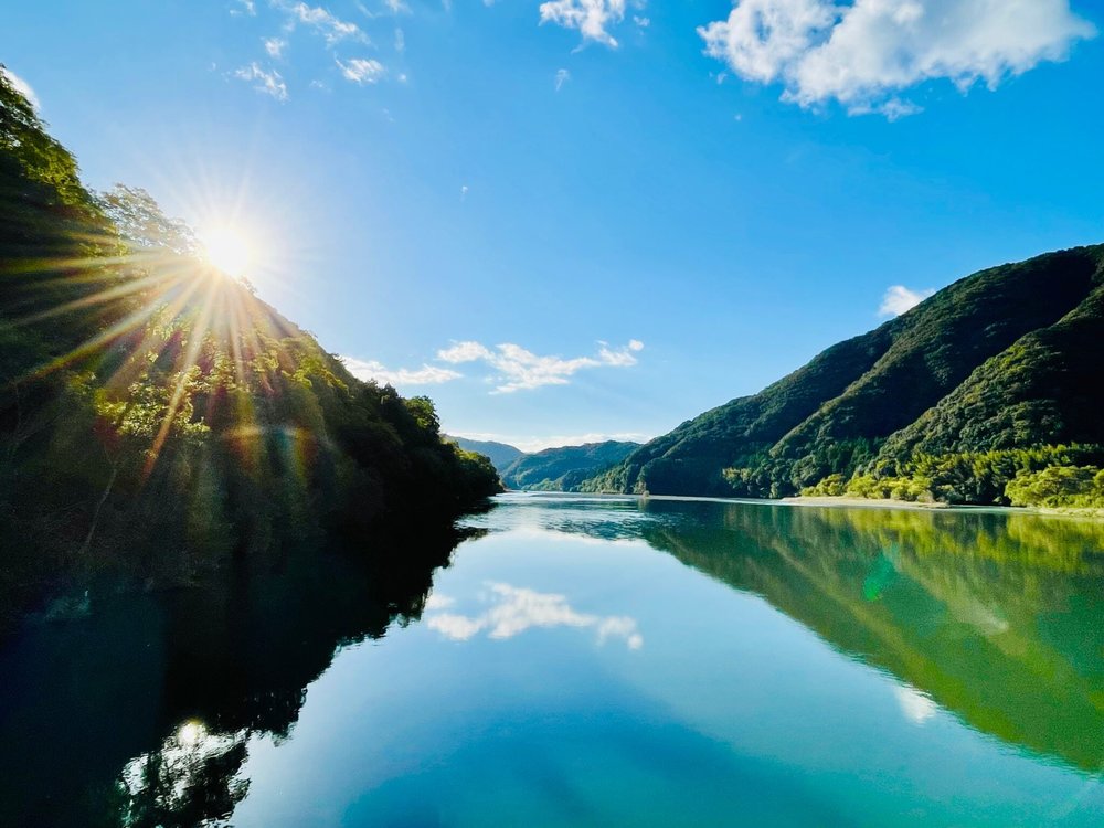 ภาพบรรยากาศแม่น้ำชิมันโตะจาก: https://www.redlovetree.com/