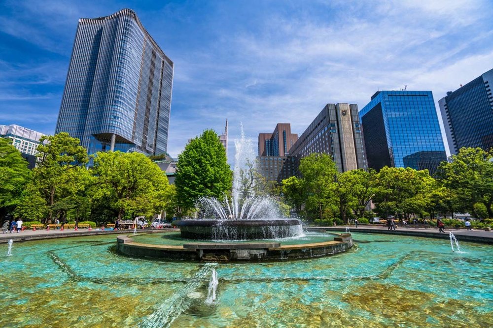 บ่อน้ำพุขนาดใหญ่ ใจกลางสวนสาธารณะฮิบิยะสุดโรแมนติก