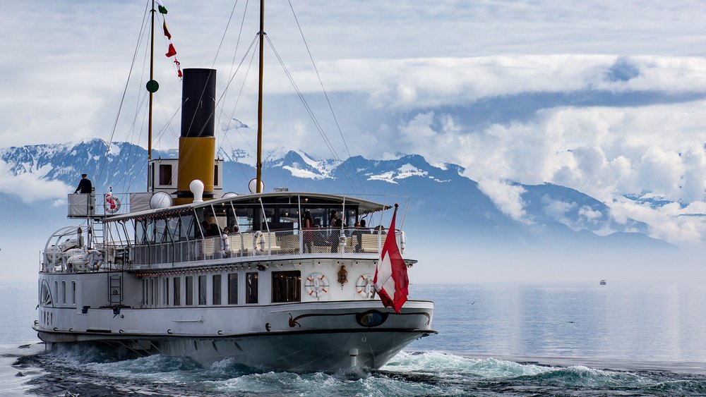 Sea a different view of the Alps on a scenic ferry ride (pun intended). Image credits: Matheus Guimares on Pexels