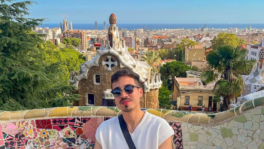 See the entire city of Barcelona from Park Guell. Image credits: @damaziio on Instagram